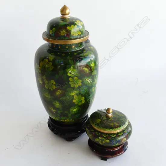 2 GREEN CLOISONNE ITEMS ONE LIDDED BOWL H.70mm ON STAND & TALL LIDDED VASE ON STAND H. 230mm  