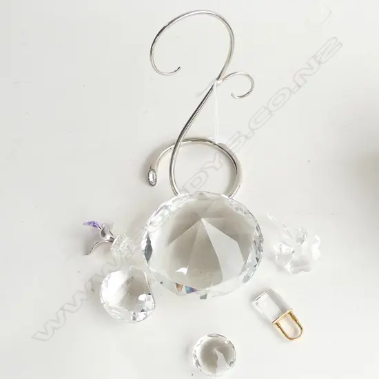 6 PCES CRYSTAL; SWAROVSKI ETC + STAND H.180mm