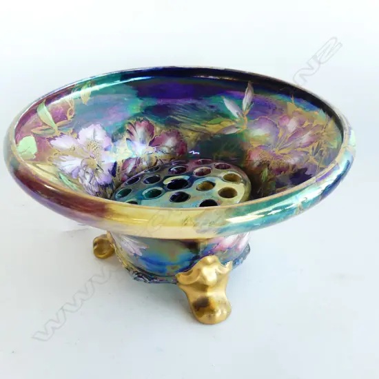 MALING HANDPAINTED BOWL. ON THREE GILT FEET. 1931 WITH INTERNAL FROG. DIA. 225mm
