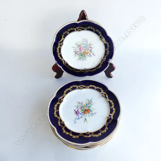 7 VINTAGE EUROPEAN DINNER PLATES, BLUE WITH GILT DECORATION AND FLORAL ARRANGEMENT IN CENTRE, D.240mm