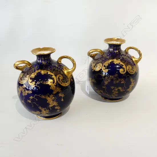 PR NAVY & GILT BURSLEM DOULTON VASES w TWISTED GOLD HANDLES, H.160mm