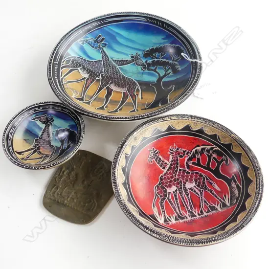 3 AFRICAN PAINTED SOAPSTONE DISHES  LARGEST DIA200MM & SMALL BRONZE PLAQUE H85MM