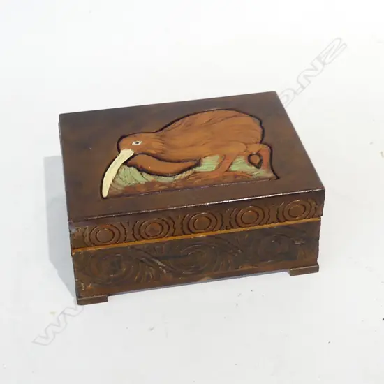 MAORI CARVED KAURI BOX WITH KIWI L. 125MM  