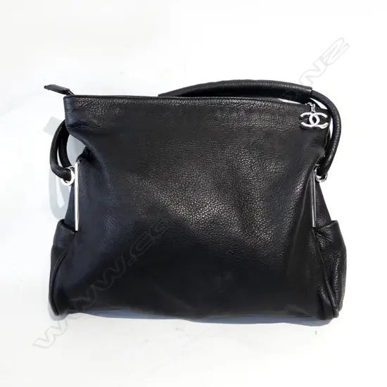 BLACK LEATHER CHANEL? HANDBAG