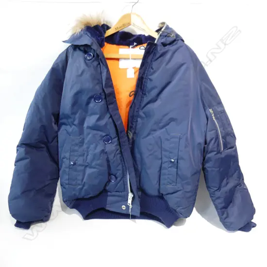 N2B AIR FORCE SNORKEL JACKET, NAVY BLUE WITH GENUINE COYOTE FUR RUFF. NEW WITH TAGS, MENS SZ M.