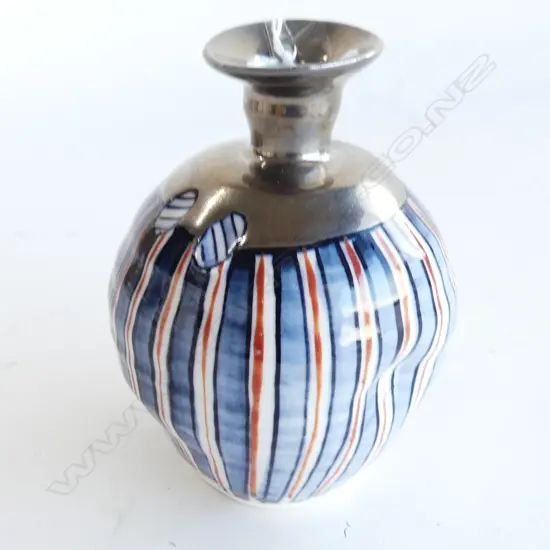 AARON SCYTHE POTTERY SM SILVER TOP VASE. H 135MM. 