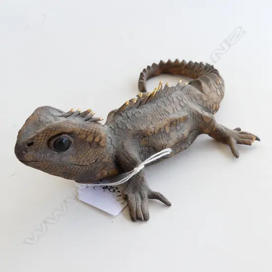 DIANNE BUCHANAN POTTERY SCULPTED TUATARA L.205mm some faults