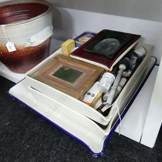 4 VINTAGE PHOTOGRAPHY DEVELOPING TRAYS; 2 ENAMEL, 2 CERAMIC + ASST. EQUIPMENT