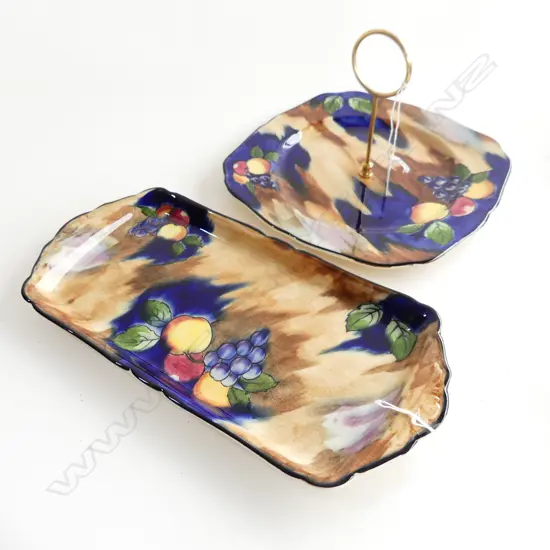 H & K TUNSTALL AUTUMN FRUITS SANDWICH TRAY (L. 343MM) & CAKE PLATE WITH METAL HANDLE (DIA 250MM