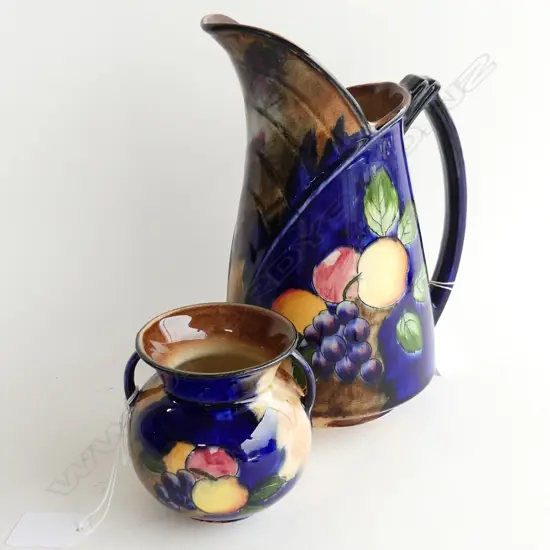 H & K TUNSTALL AUTUMN FRUITS WATER PITCHER (H. 225MM) + SM 2 HANDLED VASE (H. 95MM)