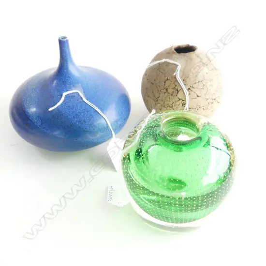 2 PCS NZ STUDIO POTTERY H120MM & SMALL GREEN RETRO GLASS VASE H100MM