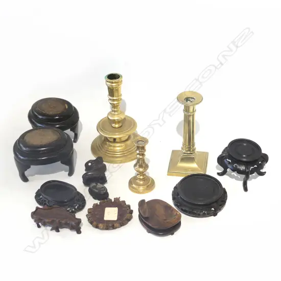11 WOODEN ORIENTAL STANDS + 3 BRASS CANDLESTICKS