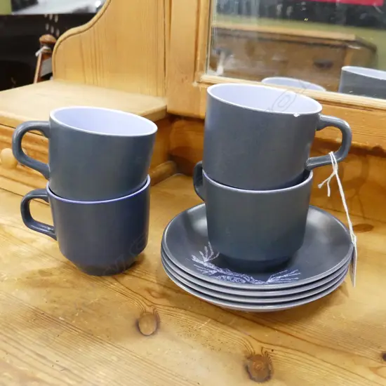 4 DOROTHY THORP CROWN LYNN 'PINE' CUP (1 w. MINOR CHIP) & SAUCERS