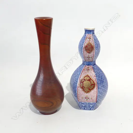 HEXAGONAL FORM GOURD VASE H183MM & ELMWOOD 80S VASE H. 210mm.