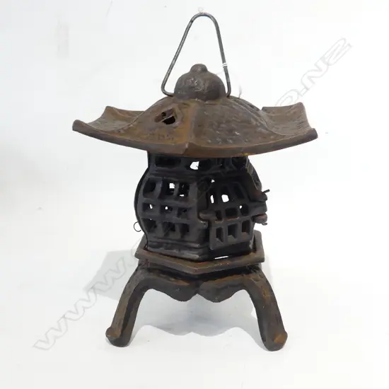 CAST IRON ORIENTAL GARDEN LAMP (H. 200MM) & OLD CAST IRON SHOE LAST