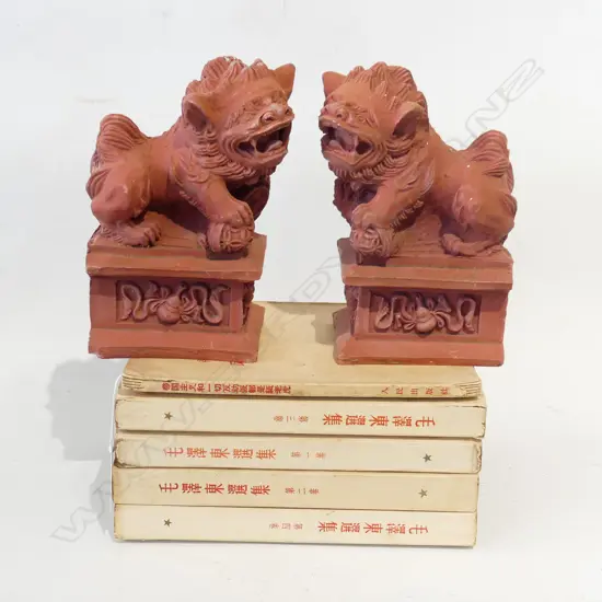 PR CERAMIC TEMPLE DOGS H.170mm +  5 EARLY BOOKS OF CHAIRMAN MAO TEACHINGS