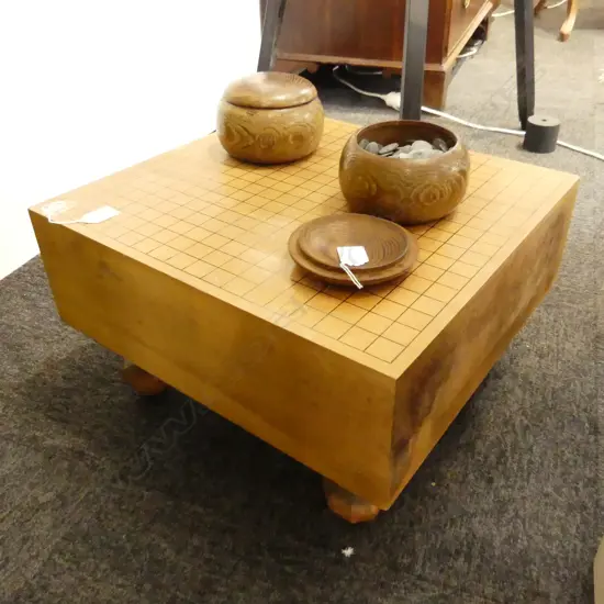 FINEST QUALITY JAPANESE NUTMEG-YEW SHOJI BOARD OF HAMAGURI CLAM / WAKAYAMA SLATE STONES. W.360mm D. 330mm H. 270mm