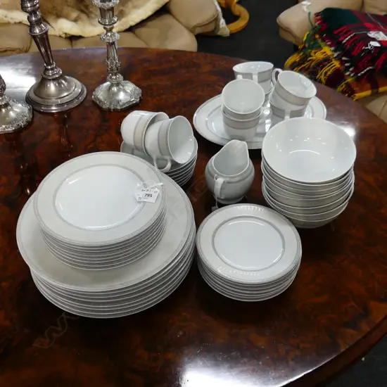 ROYAL DOULTON 'RICHMOND' 8 PLACE DINNER SERVICE (1 SAUCER MISSING) 51 PCS
