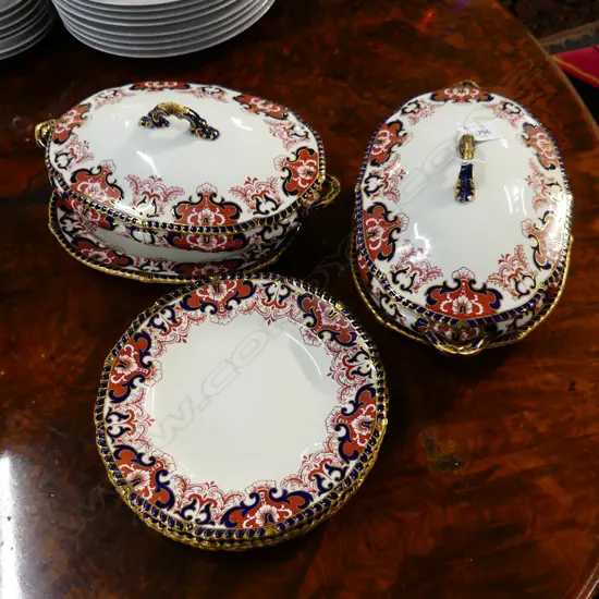 8 PCES ROYAL CROWN DERBY; 4 PLATES 225mm dia + PR LIDDED TUREENS ON OVAL PLATES