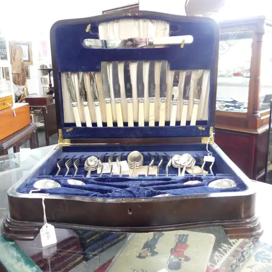 BOXED MAPPIN & WEBB SILVER PLATED CUTLERY SETS OF 6 BUT ONLY 4 TABLE & 5 TEA SPOONS. NO CARVING FORK. 