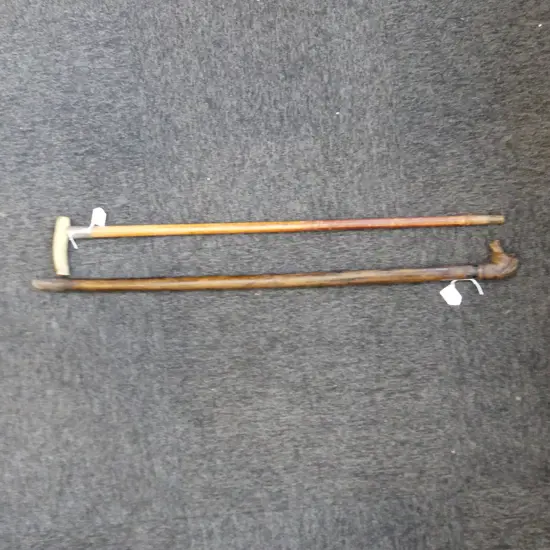 2 WOODEN WALKING STICKS; DOG + STG / HORN HANDLE L.910mm