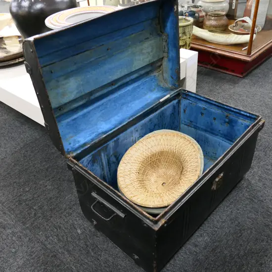 BLACK METAL TRUNK W.590mm + 2 SAFARI HATS