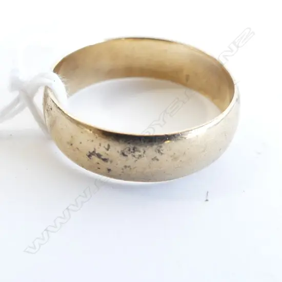 9CT GOLD BAND RING 5gms SIZE W 1/2