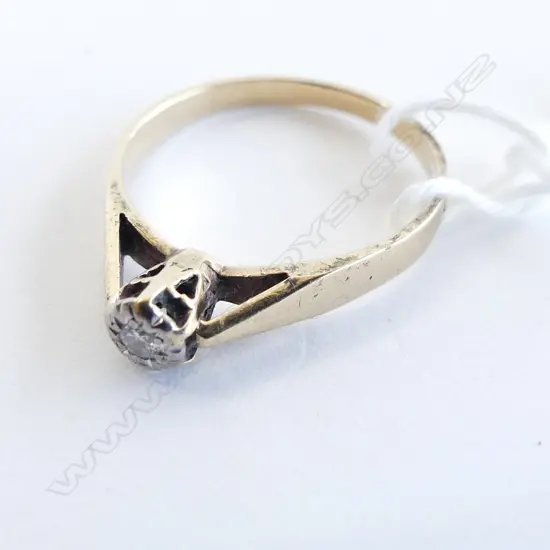 9CT GOLD & DIAMOND SOLITAIRE RING