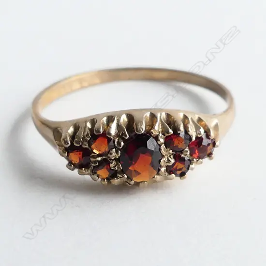 9ct GARNET ? CLUSTER RING