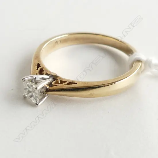9CT GOLD RING APPROX 0.25CT PRINCESS CUT DIAMOND. 2.5GMS SIZE O