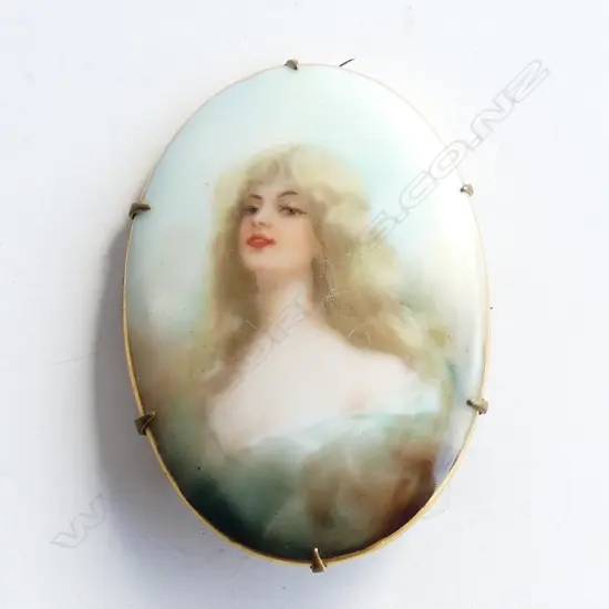 HANDPAINTED PORCELAIN BROOCH - ASTI  GIRL STYLE