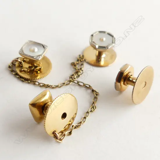 2 PRS 18CT GOLD & MOTHER OF PEARL SET SHIRT STUDS 5.1GMS