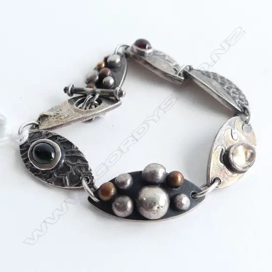 DESIGNER SILVER BRACELET 7 LINKS. w jewellers mark.