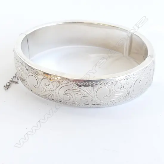 SILVER HALF ENGRAVED HINGED BANGLE