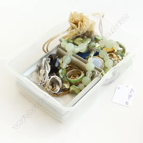 COLLECTION VINTAGE JEWELLERY. SILVER + JADE + RINGS ETC