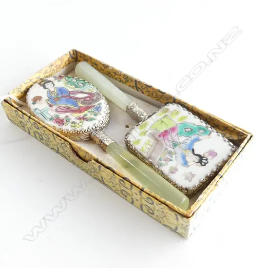 PR VINTAGE BOXED ORIENTAL PORCELAIN VANITY MIRROS WITH JADE HANDLES L.145MM
