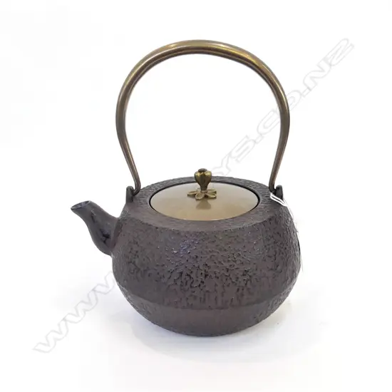 JAPANESE IRON TEA POT BRONZE LID