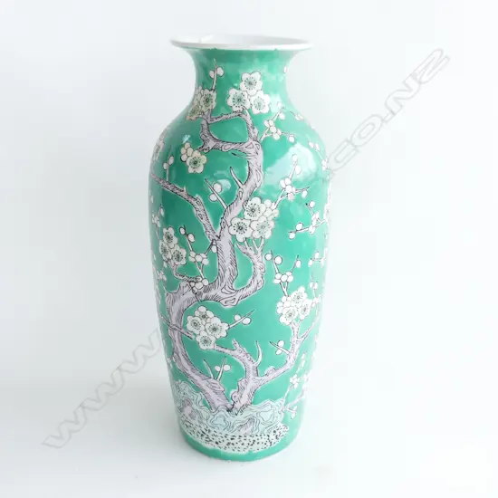 LG ORIENTAL BLOSSOM PATTERN VASE WITH EMERALD GREEN BACKGROUND H. 335MM