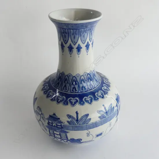 LARGE CHINESE B/W VASE H340MM