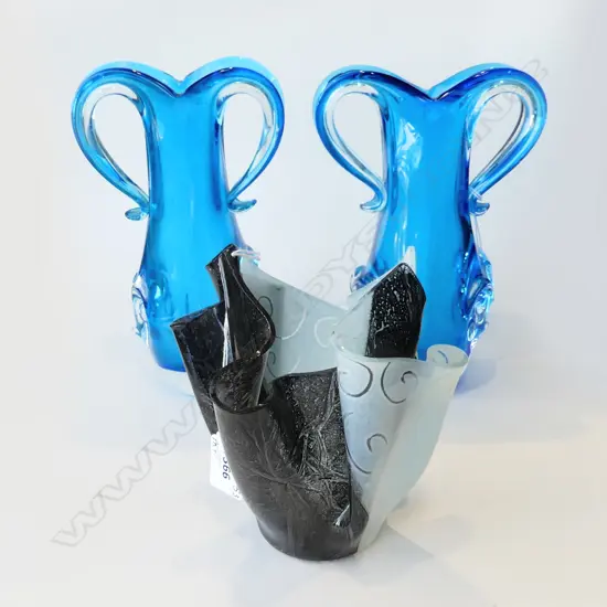 PR BLUE MURANO STYLE GLASS VASES (H. 215MM) & ART GLASS HANDKERCHIEF VASE SIGNED 'DF' (H.170MM)
