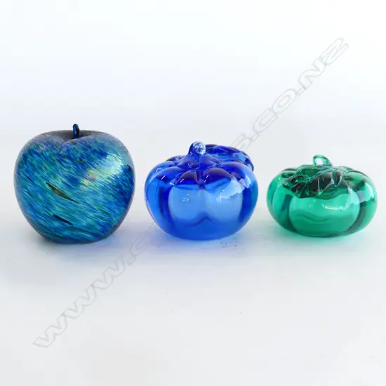 3 ASST GLASS APPLES INCL NZ GLASS APPLE PAPERWEIGHT 