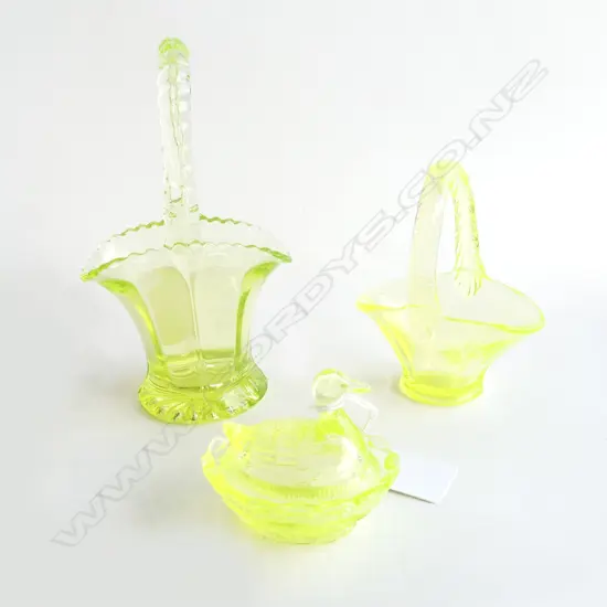 3 PCS URANIUM CITRON GLASS; SM DUCK LIDDED DISH (L. 60MM) + 2 SM BASKETS WITH HANDLES (H. 105-150mm)