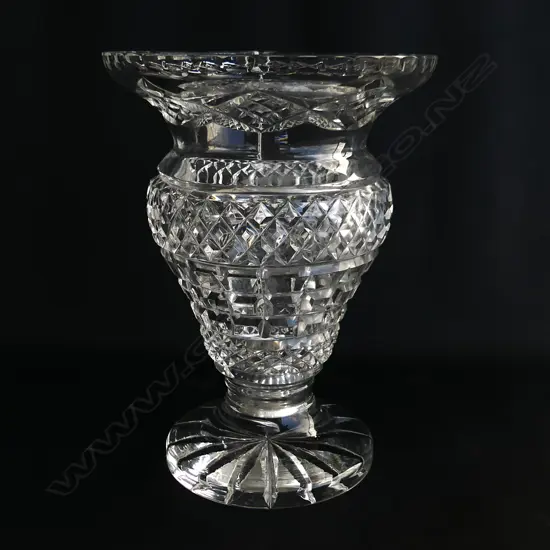LG CRYSTAL VASE H.205mm  (small chip to top rim)