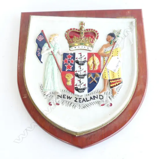 NZ COAT OF ARMS PAINTED METAL PLAQUE ON WOOD SHIELD H.320mm