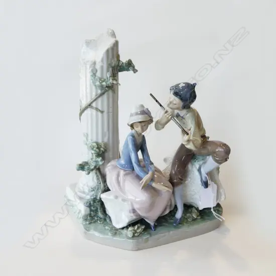 LLADRO #5382 'LOVERS SERENADE' H.260mm faults