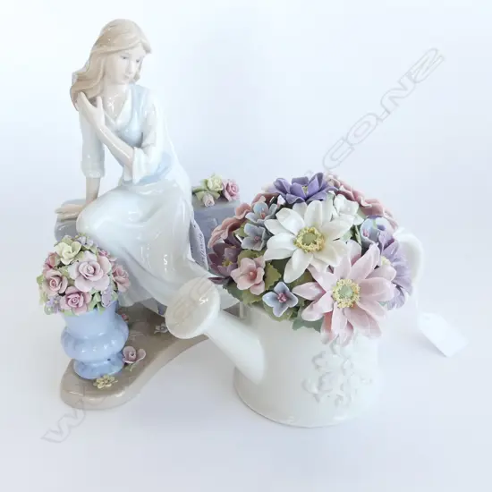 COSMOS FIG OF GIRL H225MM & WATERING CAN WITH FLOWERS H160MM