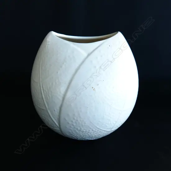 CROWN LYNN VASE  DOTTED FINISH AND ELIPTICAL OPENING BASE STAMP DOT  .604. (DOT)  H.155mm