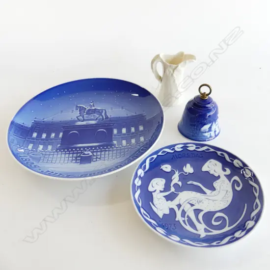 2 PCES B&G DENMARK; BELL + PLATE 230mm dia + R. COPENHAGEN MOTHERS DAY PLATE + R. WORCESTER LEAF JUG H.85mm