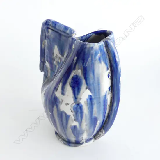 STYLISH ITALIAN POTTERY VASE MOTTLED blue on white