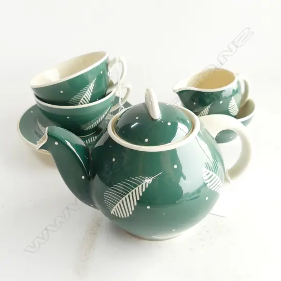 SUSIE COOPER TEASET/TEA POT /2 CUPS AND SAUCERS/SUGAR BOWL AND JUG H 120 MM